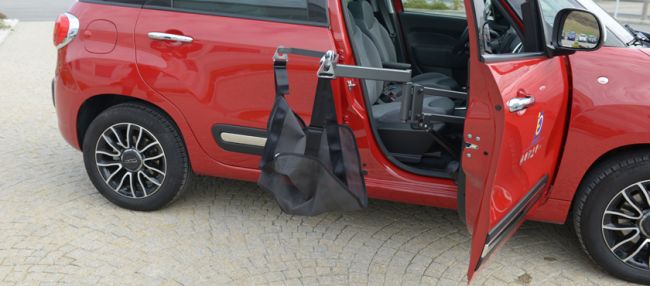 Soulève personne KPL100 qui permet le transfert de personnes en situation de handicap du fauteuil roulant vers le siège de la vo